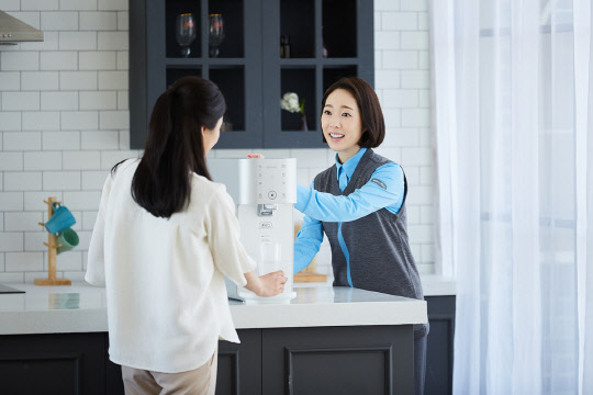 웅진코웨이는 한국마케팅협회에서 주관하는 '2019 한국산업의 구매안심지수(KPEI)' 조사에서 정수기ㆍ비데 부문 1위를 받았다고 3일 밝혔다. 코디가 정수기를 점검하고 있다. <웅진코웨이 제공>